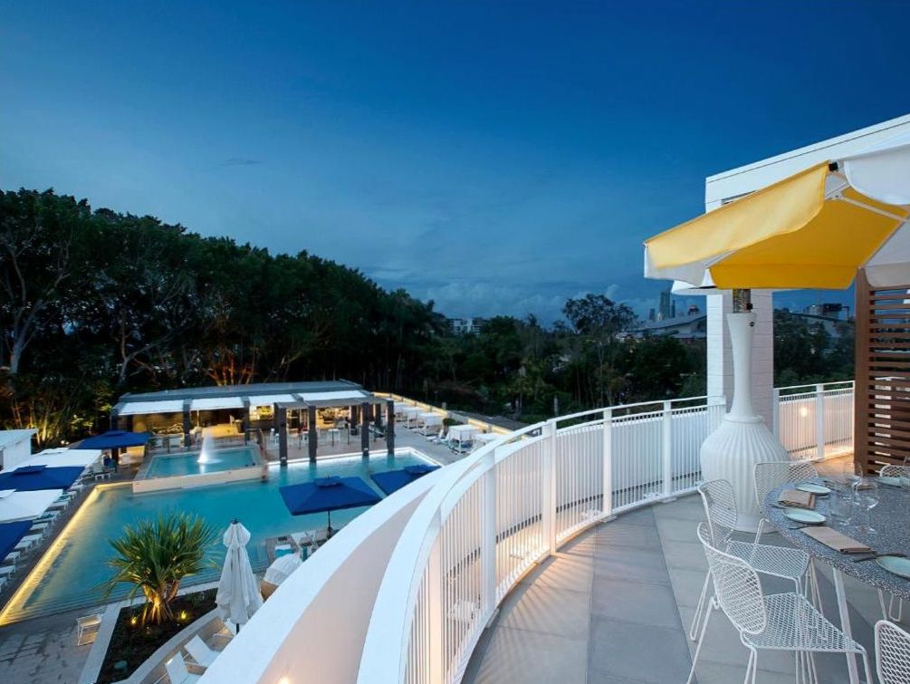 Concierge de l'hôtel accueillant un hôte