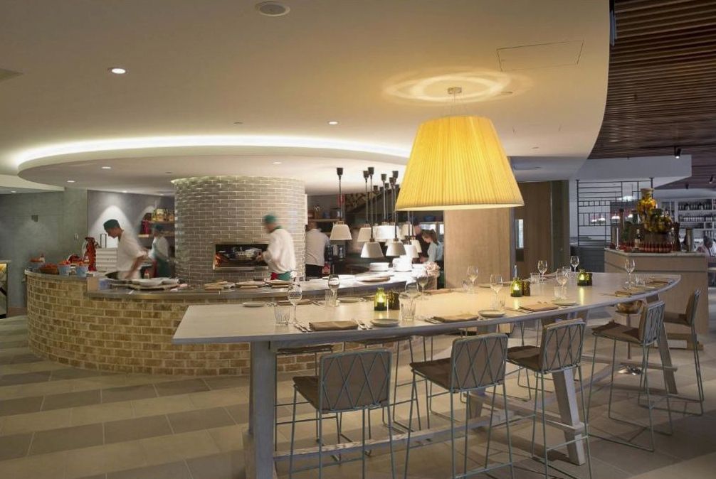 Concierge et hôte dans le hall privé